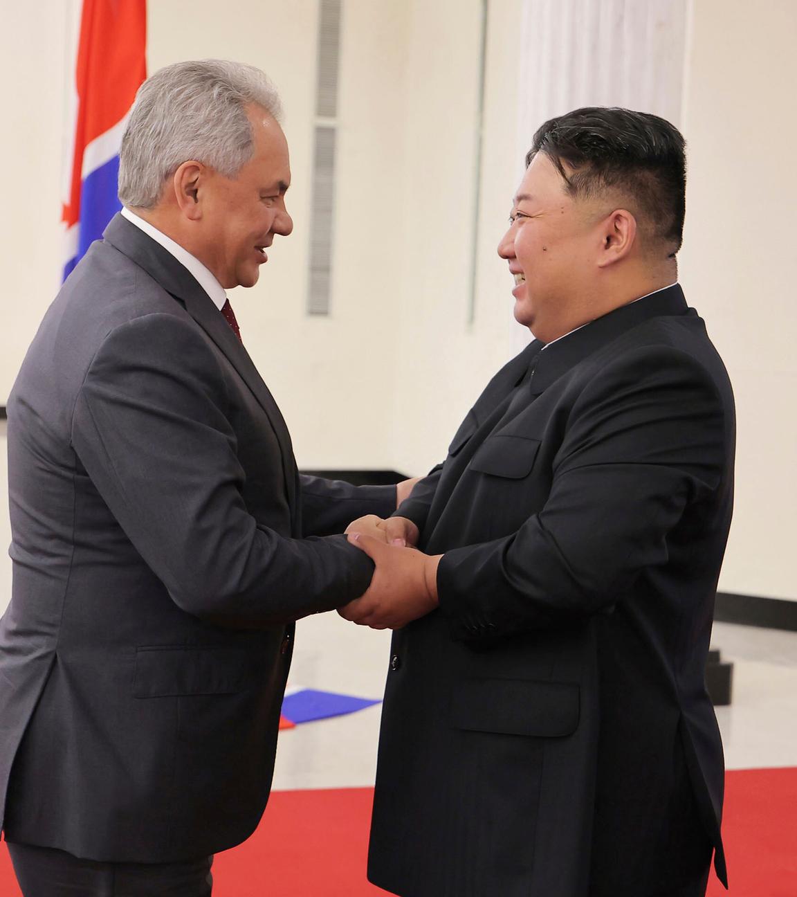 Der nordkoreanische Staatschef Kim Jong Un, rechts, schüttelt die Hand des russischen Sicherheitsratssekretärs Sergej Schoigu, links, am Sitz der regierenden Arbeiterpartei in Pjöngjang, Nordkorea