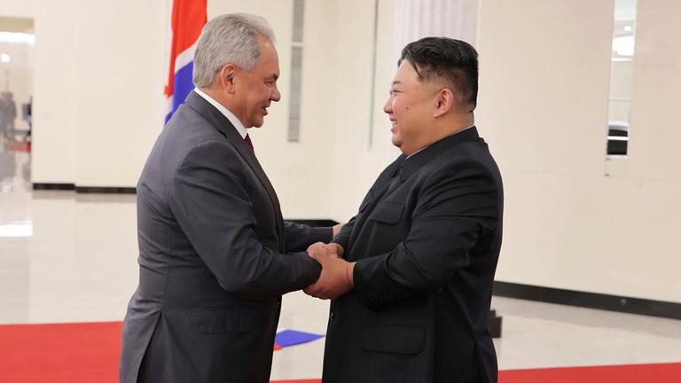 Der nordkoreanische Staatschef Kim Jong Un, rechts, schüttelt die Hand des russischen Sicherheitsratssekretärs Sergej Schoigu, links, am Sitz der regierenden Arbeiterpartei in Pjöngjang, Nordkorea