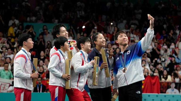Die Olympiasieger Wang Chuqin und Sun Yingsha aus China, feiern mit den Zweitplatzierten Kim Kum Yong und Ri Jong Sik aus Nordkorea und den Dritten Shin Yubin/Lim Jonghoon aus Südkorea.