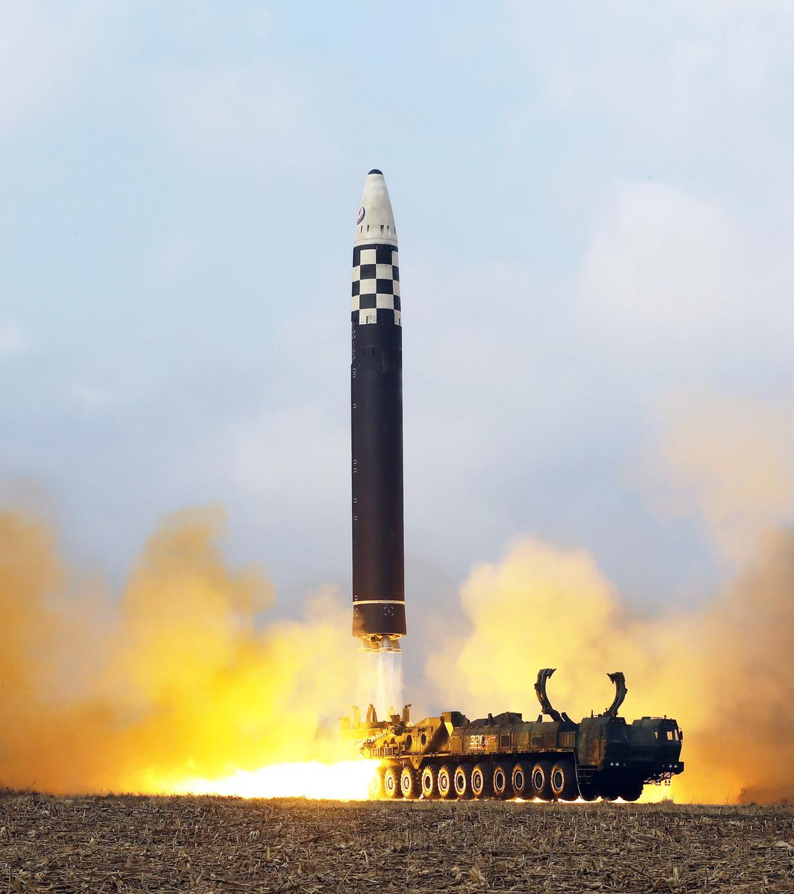 Nordkorea testet eine neue Interkontinentalrakete auf dem Flughafen in Pjöngjang