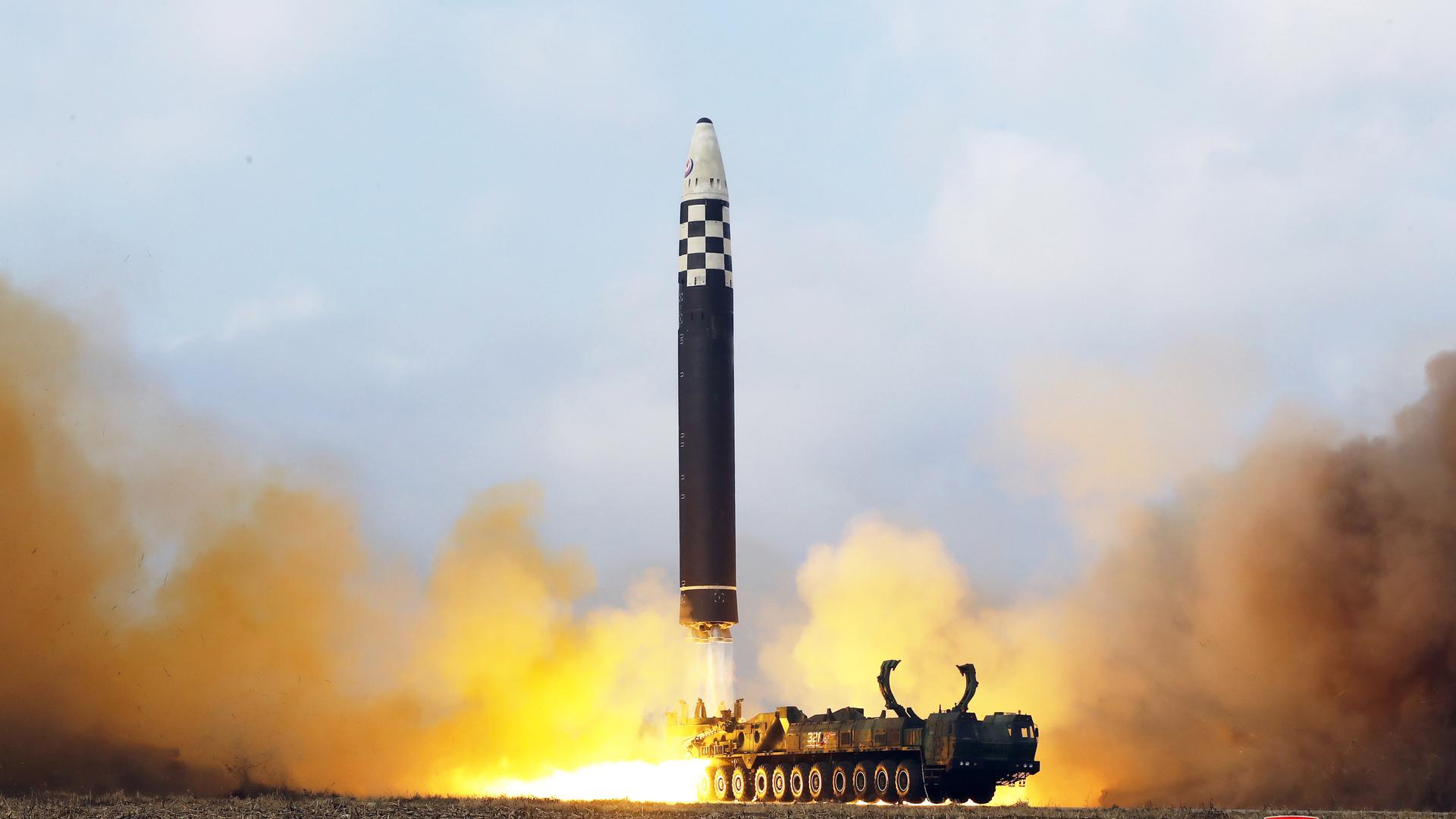 Nordkorea testet eine neue Interkontinentalrakete auf dem Flughafen in Pjöngjang