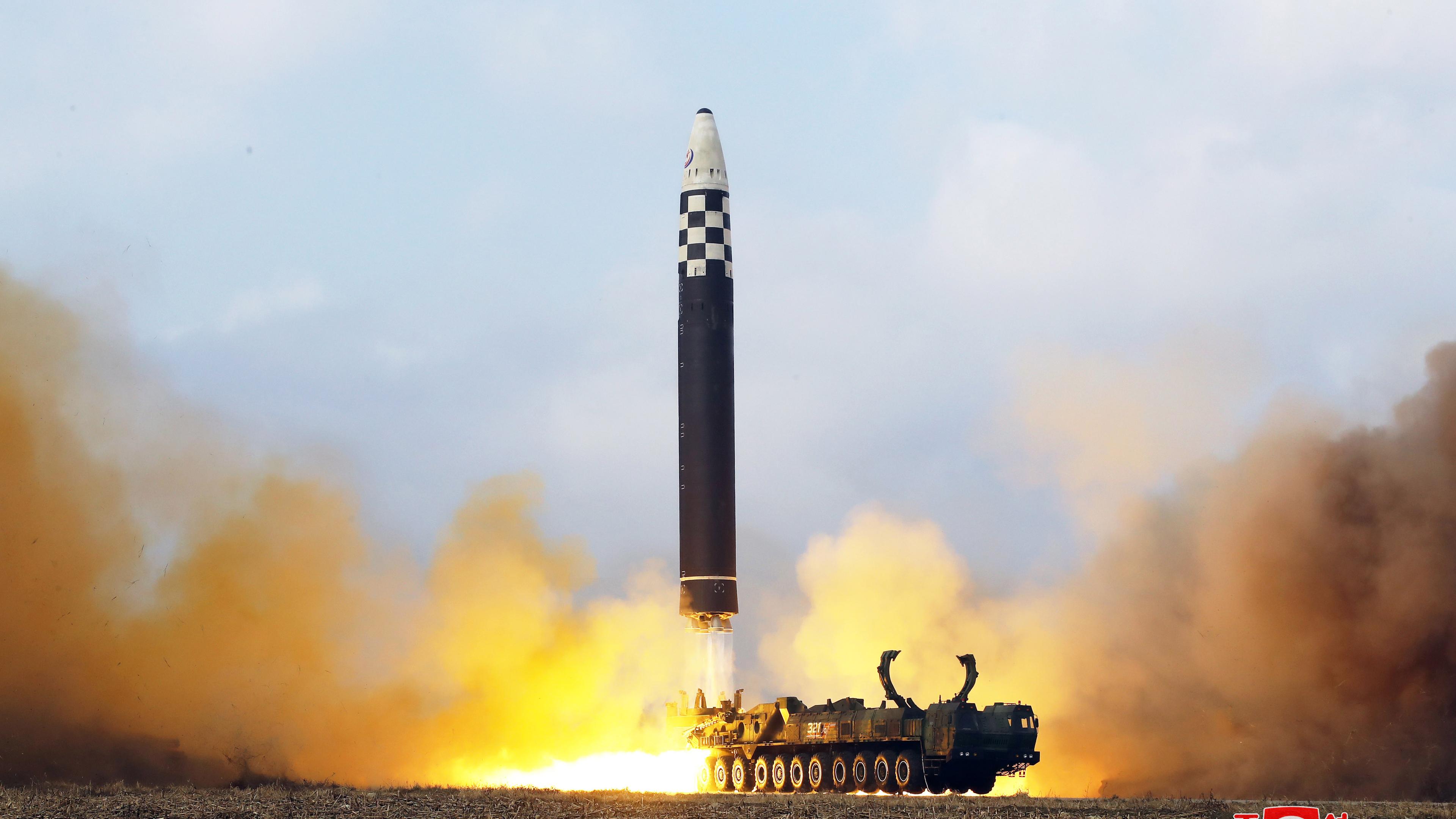 Nordkorea testet eine neue Interkontinentalrakete auf dem Flughafen in Pjöngjang