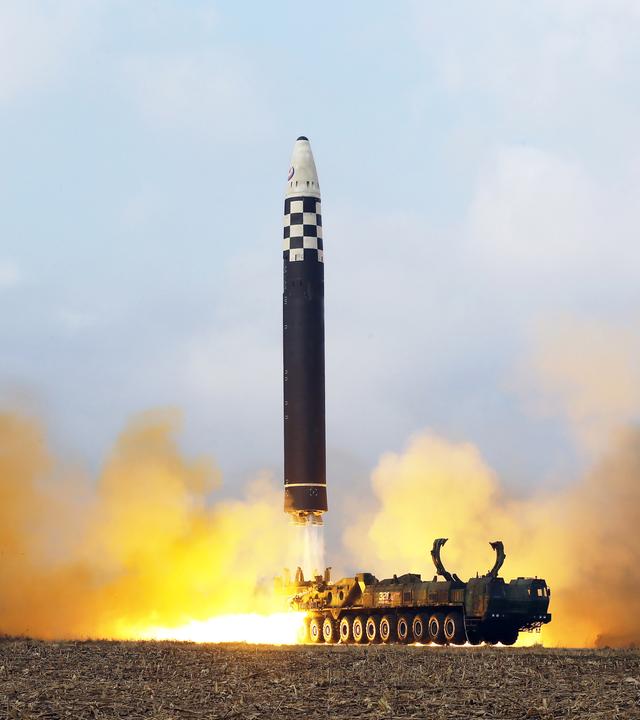 Nordkorea testet eine neue Interkontinentalrakete auf dem Flughafen in Pjöngjang