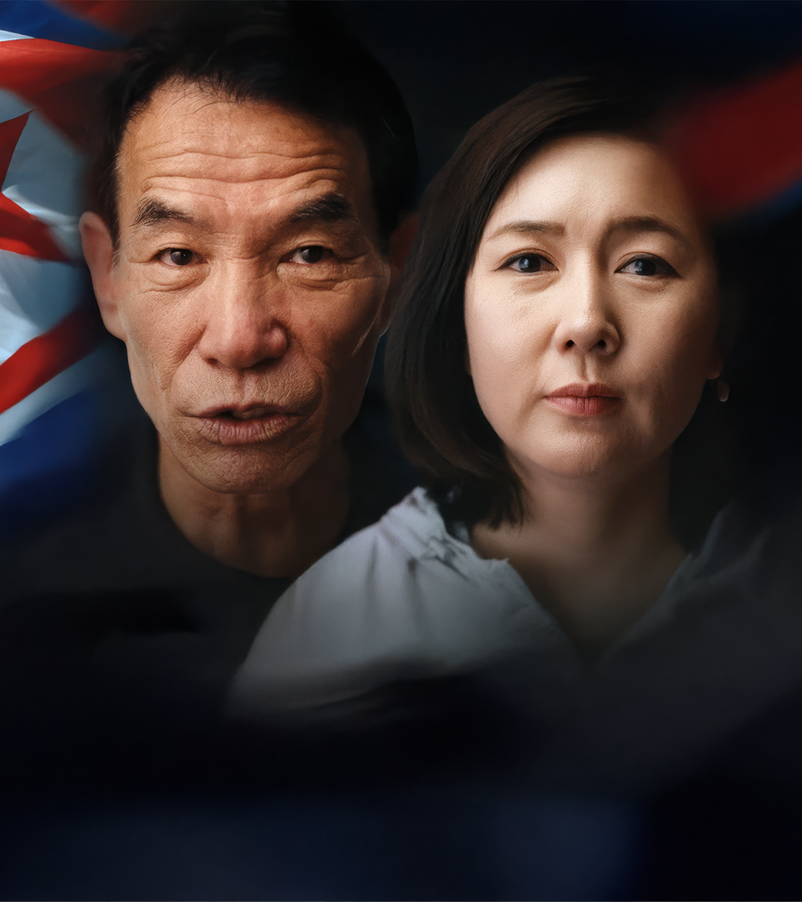 Montage: Im Hintergrund weht eine nordkoreanische Fahne, vorne rechts sieht man einen Mann und eine Frau aus Nordkorea im Porträt.