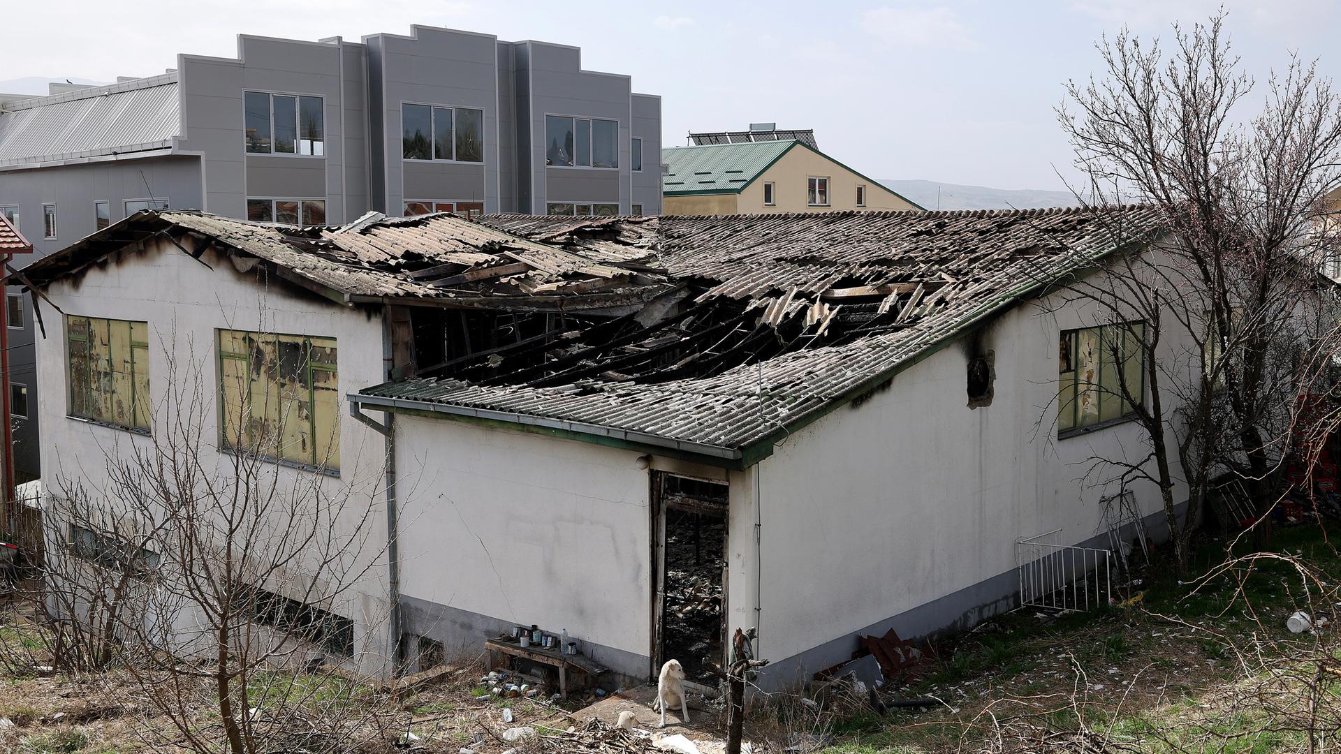 Rettungskräfte stehen vor einem Club in Kocani (Nordmazedonien), nachdem am 16.03.2025 ein Großbrand ausgebrochen ist