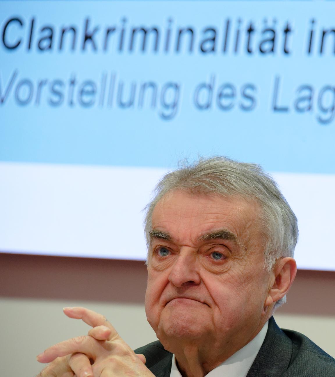 Herbert Reul, Innenminister des Landes Nordrhein-Westfalen, spricht bei einer Pressekonferenz zur Vorstellung des Lagebilds Clan-Kriminalität 2024.