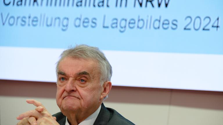 Herbert Reul, Innenminister des Landes Nordrhein-Westfalen, spricht bei einer Pressekonferenz zur Vorstellung des Lagebilds Clan-Kriminalität 2024.