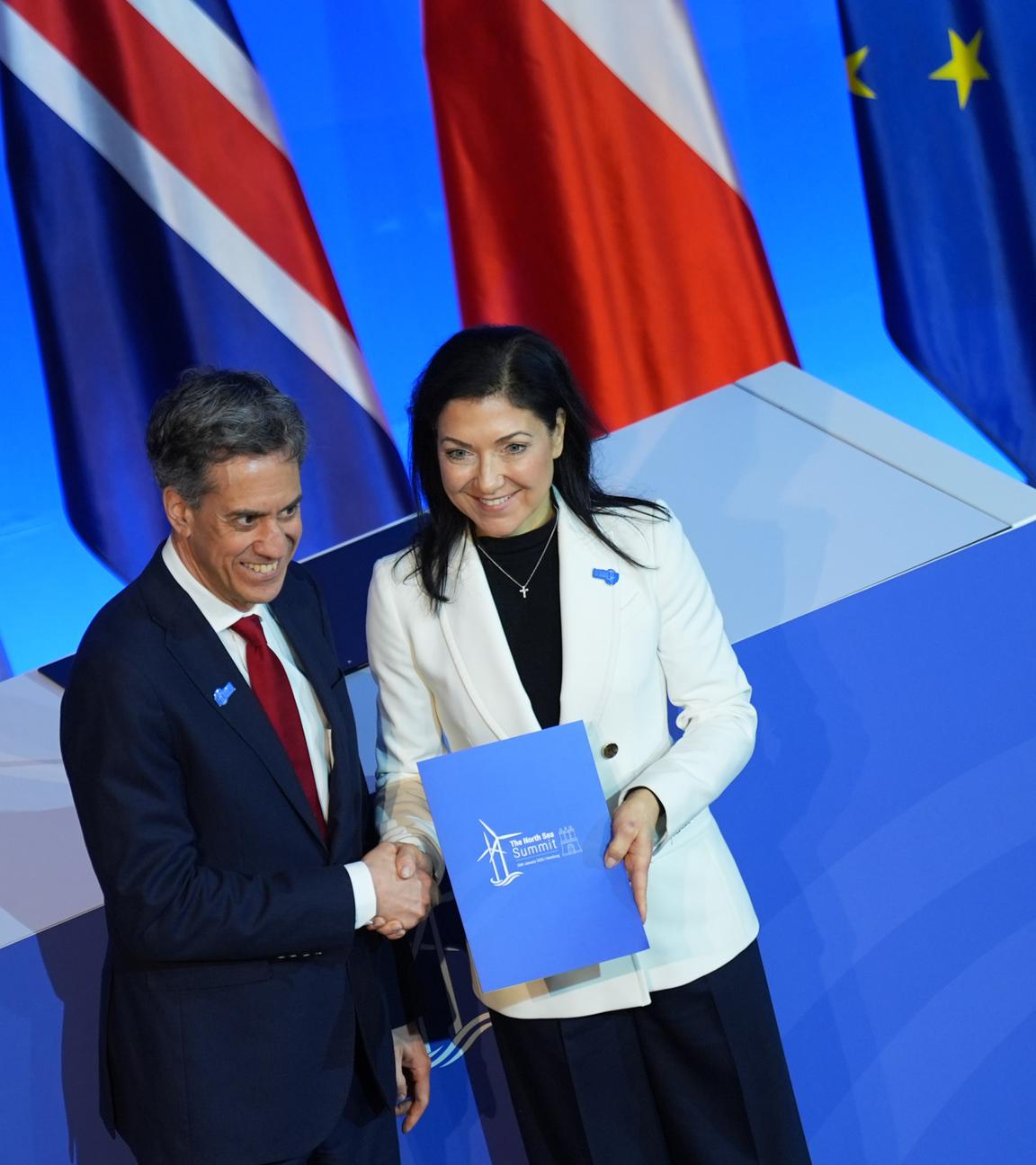 26.01.2026, Hamburg: Katherina Reiche (r, CDU), Bundesministerin für Wirtschaft und Energie, steht mit Ed Miliband, Minister für Energiesicherheit und NetZero von Großbritannien, während der Unterzeichnungszeremonie der Energieministerinnen und Energieminister beim Gipfeltreffen der Nordsee-Anrainerstaaten in der Handelskammer. 