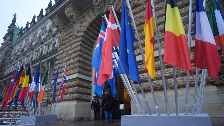 Die Flaggen der Nordsee-Anrainerstaaten vor dem Rathaus in Hamburg.