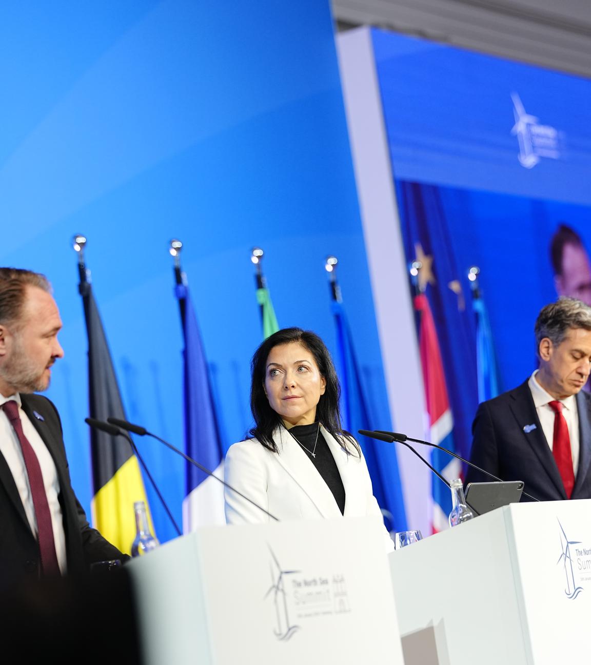 Dan Jorgensen, Katherina Reiche und Ed Miliband beim Nordsee-Gipfel in Hamburg.