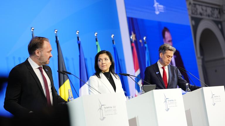 Dan Jorgensen, Katherina Reiche und Ed Miliband beim Nordsee-Gipfel in Hamburg.