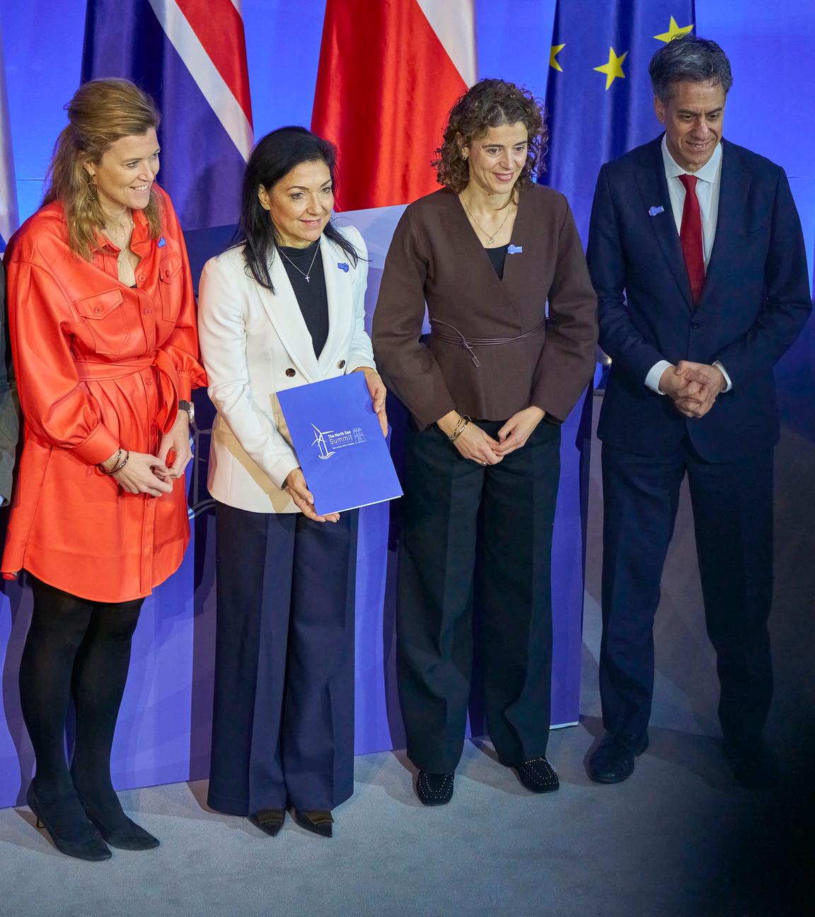 Lars Aagaard (Minister fuer Klima, Energie und Versorgung, Daenemark), Annelies Verlinden (Ministerin fuer Justiz und den belgischen Teil der Nordsee, Belgien), Katherina Reiche (Bundesministerin fuer Wirtschaft und Energie), Sophie Hermans (Ministerin fuer fuer Klimapolitik und gruenes Wachstum, Niederlande) und Ed Miliband (Minister fuer Energiesicherheit und NetZero, Vereinigtes Koenigreich) bei der Unterzeichnungszeremonie beim 3. internationalen Nordsee-Gipfel 2026 auf Ebene der Regierungschefinnen und -chefs sowie der Energieministerinnen und Energieminister in Rathaus.