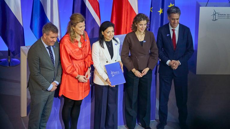 Lars Aagaard (Minister fuer Klima, Energie und Versorgung, Daenemark), Annelies Verlinden (Ministerin fuer Justiz und den belgischen Teil der Nordsee, Belgien), Katherina Reiche (Bundesministerin fuer Wirtschaft und Energie), Sophie Hermans (Ministerin fuer fuer Klimapolitik und gruenes Wachstum, Niederlande) und Ed Miliband (Minister fuer Energiesicherheit und NetZero, Vereinigtes Koenigreich) bei der Unterzeichnungszeremonie beim 3. internationalen Nordsee-Gipfel 2026 auf Ebene der Regierungschefinnen und -chefs sowie der Energieministerinnen und Energieminister in Rathaus.
