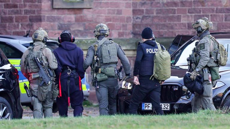 Federal Police officers lead the arrested suspect, Ukrainian citizen Serhii K. out from the helicopter for his arraignment at the Federal Supreme Court (BGH) in Karlsruhe.