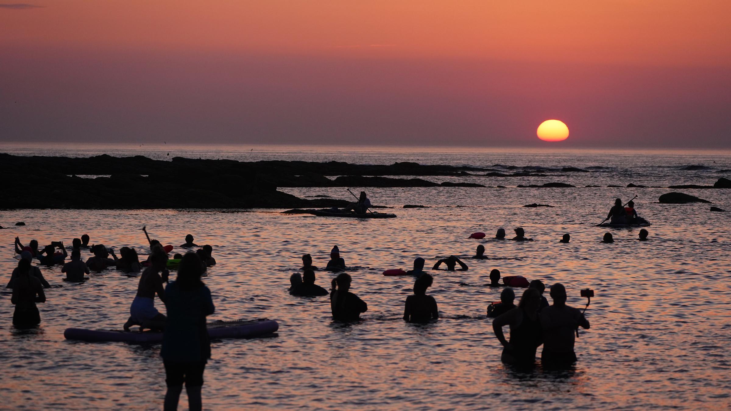 Die Sonne geht zur Sommersonnenwende, dem längsten Tag des Jahres, über der Cullercoats Bay, Großbritannien, North Tyneside am 21.06.2025 auf.