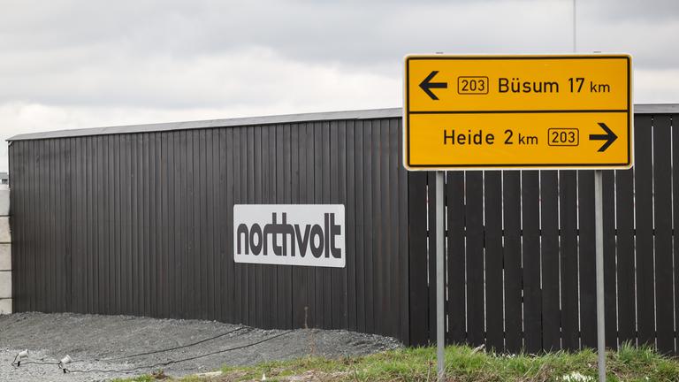 Schleswig-Holstein, Heide: Der Schriftzug Northvolt ist an einem Zaun am Eingang zur Baustelle der Batteriezellenfabrik zu sehen.