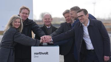 Veronika Wand-Danielsson (l-r), Schwedische Botschafterin in Deutschland, Daniel Günther (CDU), Ministerpräsident von Schleswig-Holstein, Bundeskanzler Olaf Scholz (SPD), Robert Habeck (Bündnis 90/Die Grünen), Vizekanzler und Bundesminister fu·r Wirtschaft und Klimaschutz, Peter Carlsson, CEO von Northvolt, und Christofer Haux, Northvolt-Geschäftsführer, drücken gemeinsam den roten Knopf für den Start des Baus. Bundeskanzler Scholz und Wirtschaftsminister Habeck nehmen am offizieller Baubeginn der Northvolt-Fabrik teil, in der ab 2026 Batteriezellen für Elektroautos produziert werden sollen