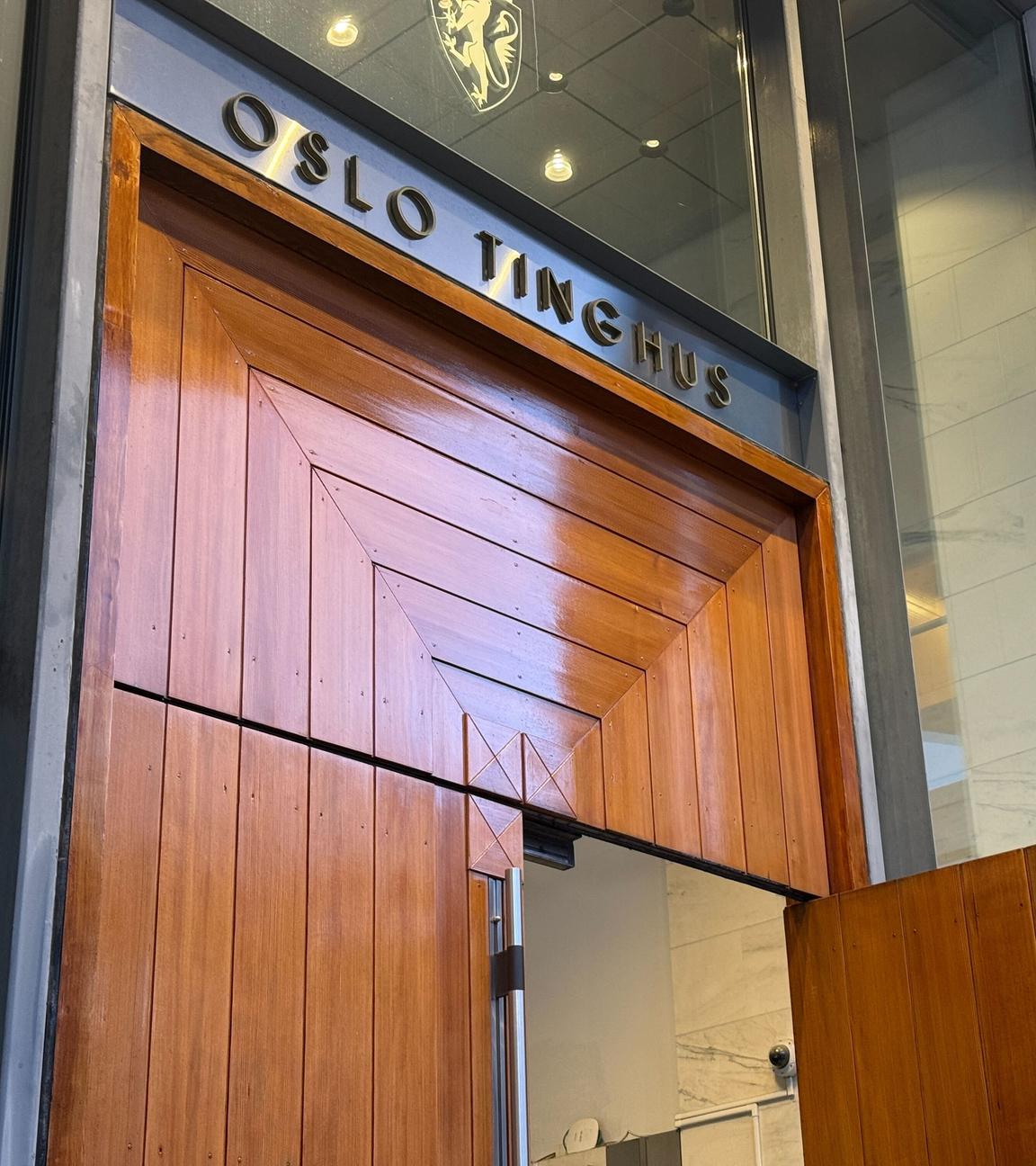 Norwegen, Oslo: Eingang zum Gerichtssaal.