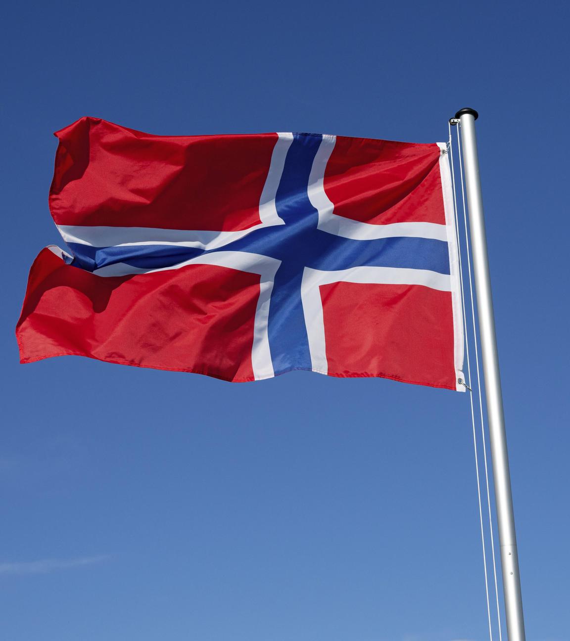 Die Fahne von Norwegen flattert im Wind.