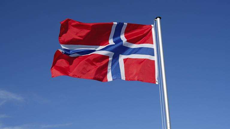 Die Fahne von Norwegen flattert im Wind.