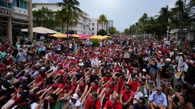 10.07.2026, USA, Miami Beach: Fußball, WM 2026. Norwegische Fußballfans mit dem Ruder-Ritual auf dem Ocean Drive in Miami Beach am Vorabend des Viertelfinalspiels ihrer Nationalmannschaft bei der Fußball-WM gegen England.