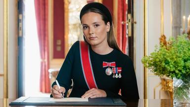 Ingrid Alexandra, die Kronprinzessin von Norwegen, schreibt in ein Buch.