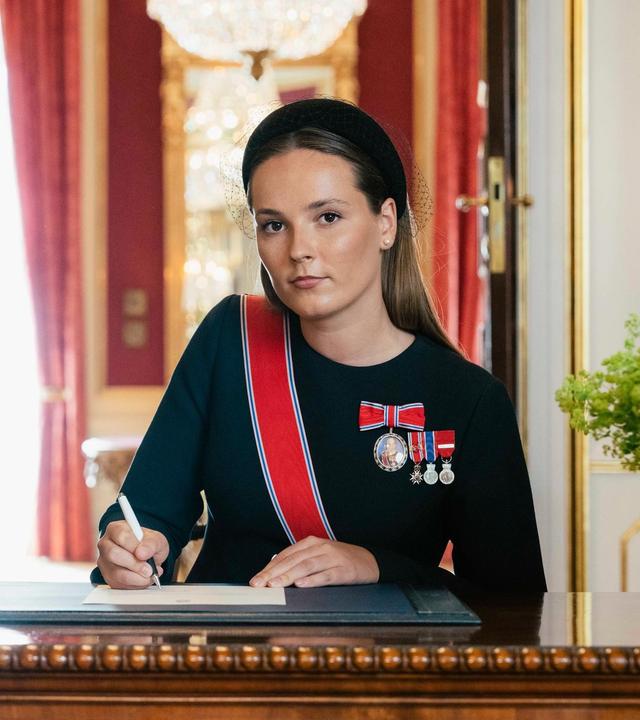 Ingrid Alexandra, die Kronprinzessin von Norwegen, schreibt in ein Buch.