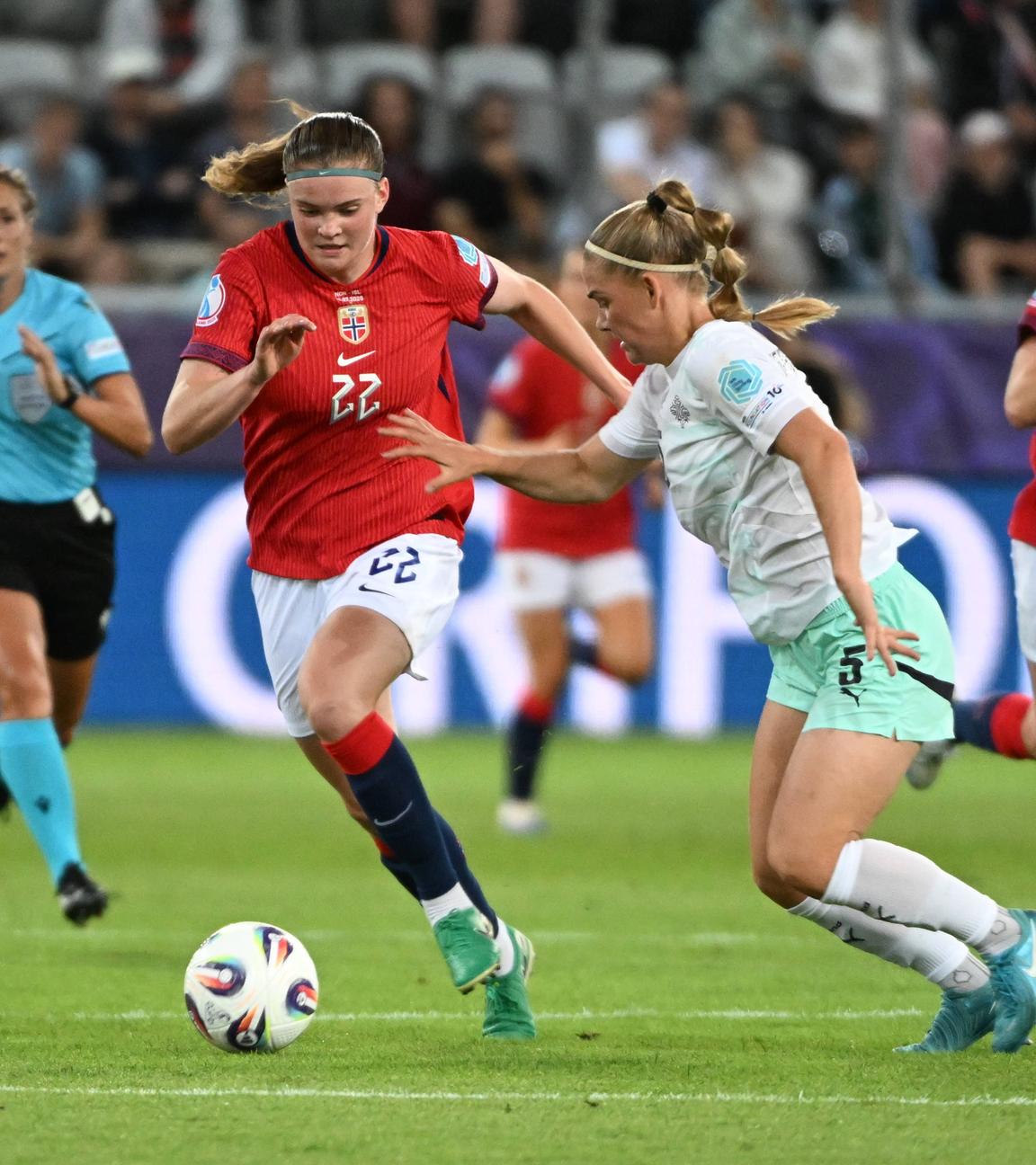 Signe Gaupset (Norwegen, l.) gegen Saedis Heidarsdottir (Island, r.).