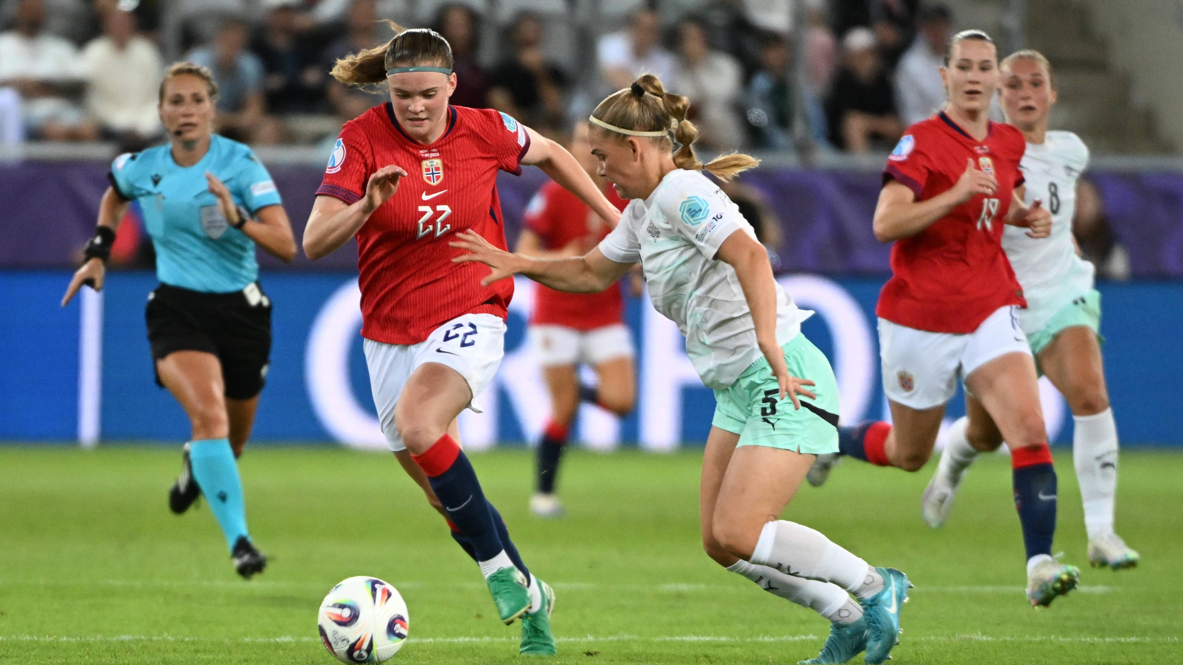 Signe Gaupset (Norwegen, l.) gegen Saedis Heidarsdottir (Island, r.).