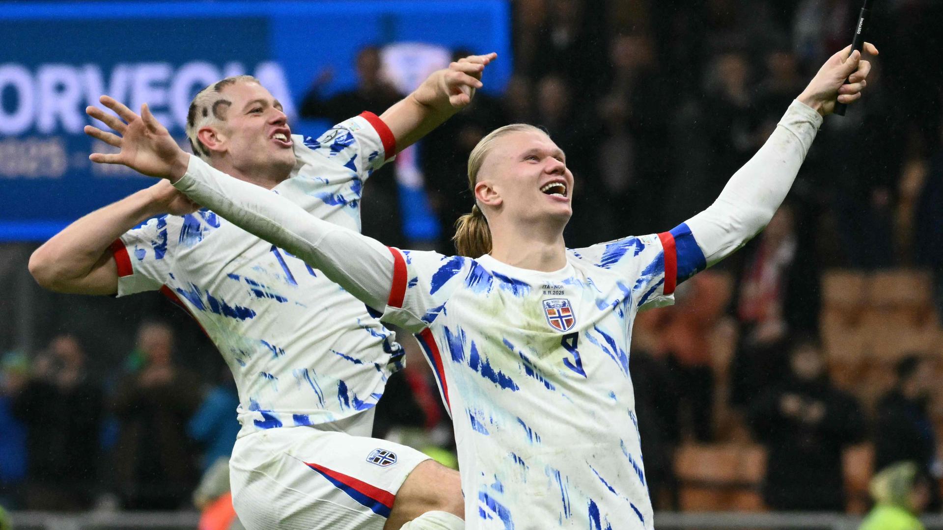 Erling Haaland und Julian Ryerson (links) feiern den 4:1-Sieg gegen Italien im San Siro.