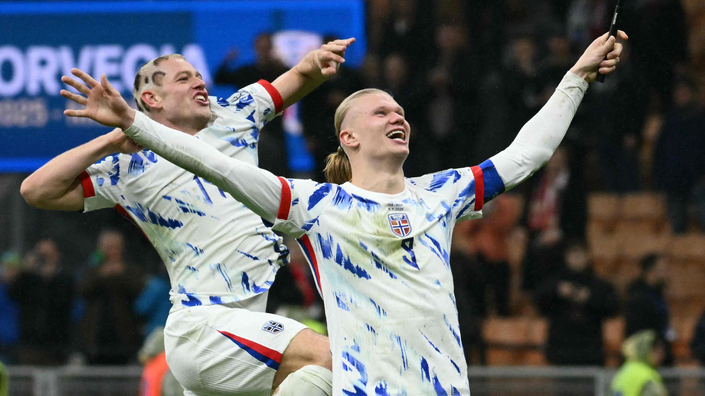 Erling Haaland und Julian Ryerson (links) feiern den 4:1-Sieg gegen Italien im San Siro.