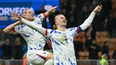 Erling Haaland und Julian Ryerson (links) feiern den 4:1-Sieg gegen Italien im San Siro.
