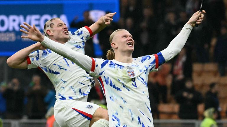 Erling Haaland und Julian Ryerson (links) feiern den 4:1-Sieg gegen Italien im San Siro.