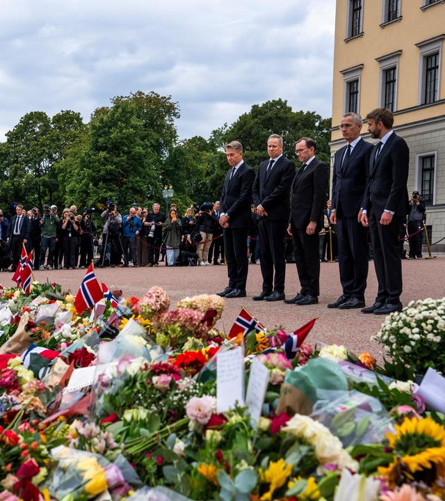 Oslo: Christian Vestre (r-l), Gesundheits- und Fürsorgeminister von Norwegen, Jens Stoltenberg, Finanzminister von Norwegen, Espen Barth Eide, Außenminister von Norwegen, Jon Ivar Nygård, Verkehrsminister von Norwegen, und Terje Lien Aasland, Energieminister von Norwegen, legen nach der Bekanntgabe seines Todes auf dem Palastplatz Blumen nieder, um um den norwegischen König Harald V. zu trauern.