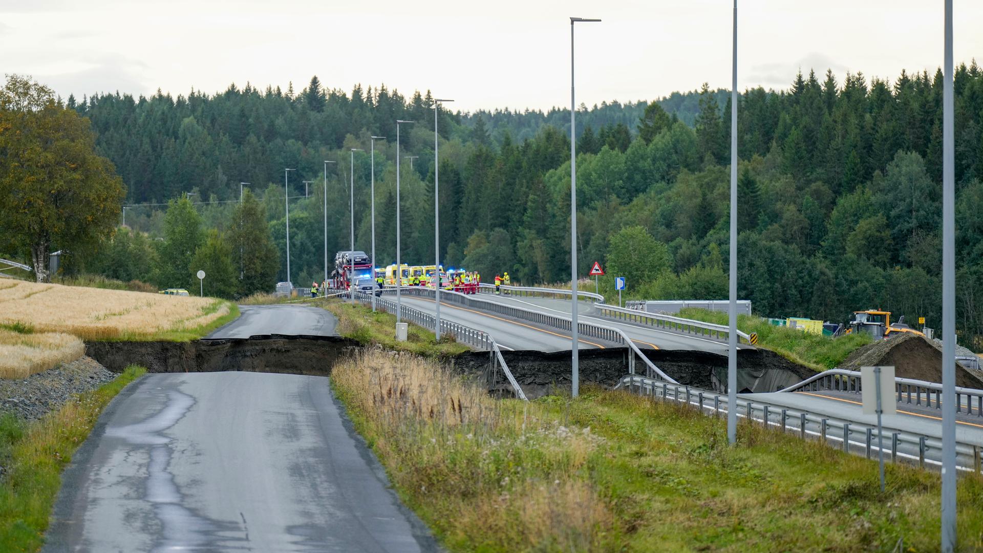 Ein Großes Loch ist in mehreren Spuren einer Landstraße