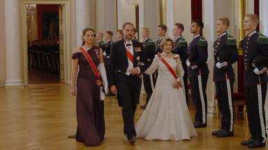 An der Seite von Prinzessin Ingrid Alexandra und Königin Sonja schreitet König Haakon am Donnerstagabend zum Galadinner für die Vertreter des Stortings im Schloss. Die Royals treten in den Festsaal.