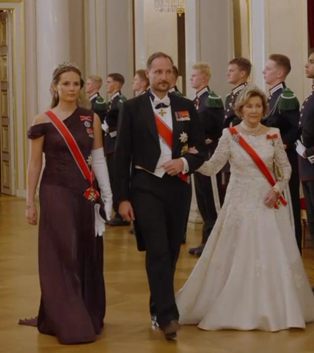 An der Seite von Prinzessin Ingrid Alexandra und Königin Sonja schreitet König Haakon am Donnerstagabend zum Galadinner für die Vertreter des Stortings im Schloss. Die Royals treten in den Festsaal.