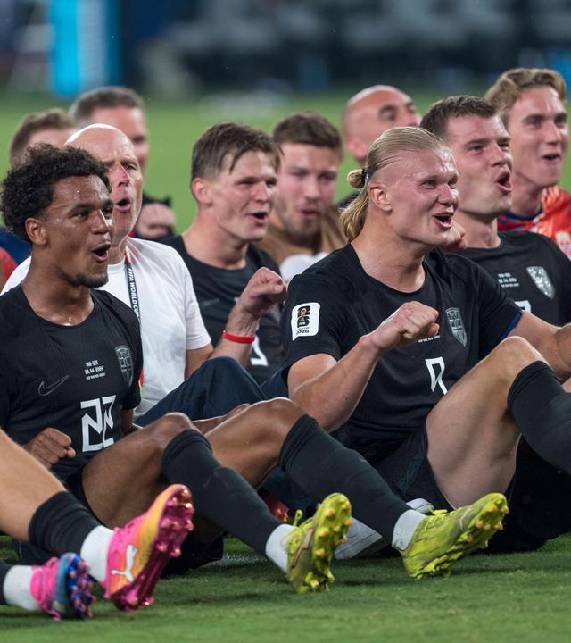 Die Spieler der norwegischen Nationalmannschaft feiern mit ihren Fans.