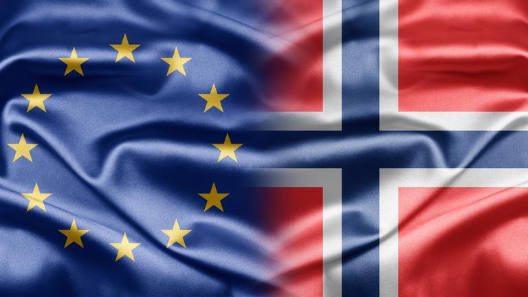 Die Flagge der EU und die norwegische Nationalflagge fügen sich zusammen.