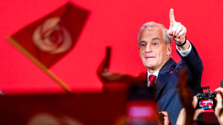 Der Parteivorsitzende Jonas Gahr Store spricht während der Wahlabendveranstaltung der Arbeiterpartei im Volkshaus anlässlich der Parlamentswahlen.