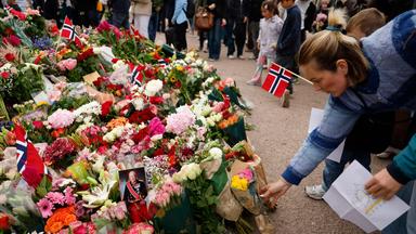 Menschen legen in Gedenken an den verstorbenen norwegischen König Harald V. Blumen nieder.