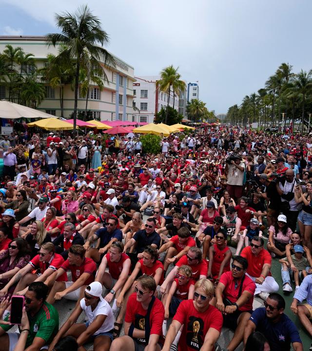 Norwegische Fußballfans mit dem Ruder-Ritual auf dem Ocean Drive in Miami Beach
