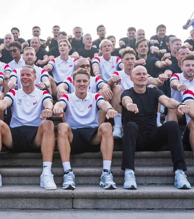 Der norwegische Nationaltrainer Ståle Solbakken (2. von rechts) und die norwegische Fußballnationalmannschaft feiern am 13. Juli 2026 auf dem Slottsplassen in Oslo mit der traditionellen Rudergeste nach ihrer Rückkehr aus den USA