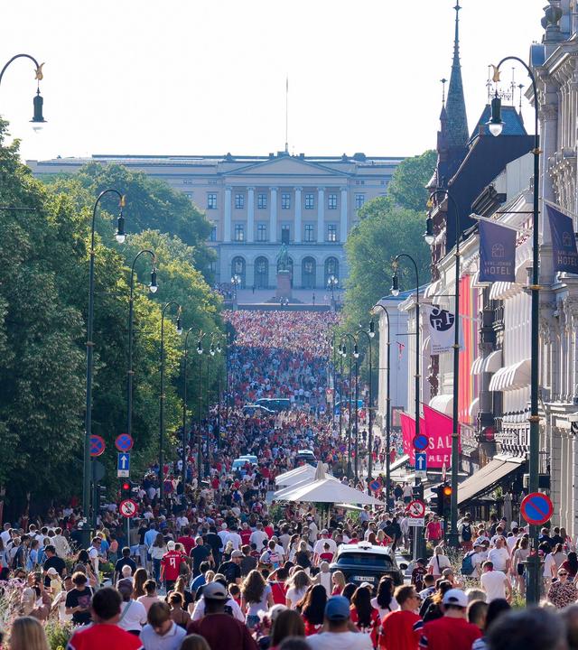 Viele Norwegen-Fans warten auf dem Schlossplatz, um die Fußball-Nationalmannschaft der Männer nach ihrer Rückkehr aus den USA in Norwegen zu begrüßen.