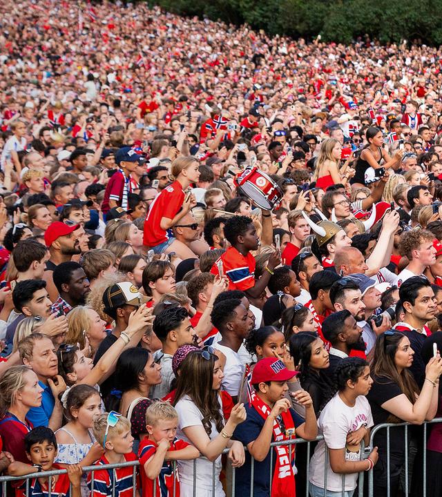 Fans stehen bereit, um die norwegische Fußball-Nationalmannschaft der Männer zu begrüßen, aufgenommen am 13.07.2026 in Oslo (Norwegen)