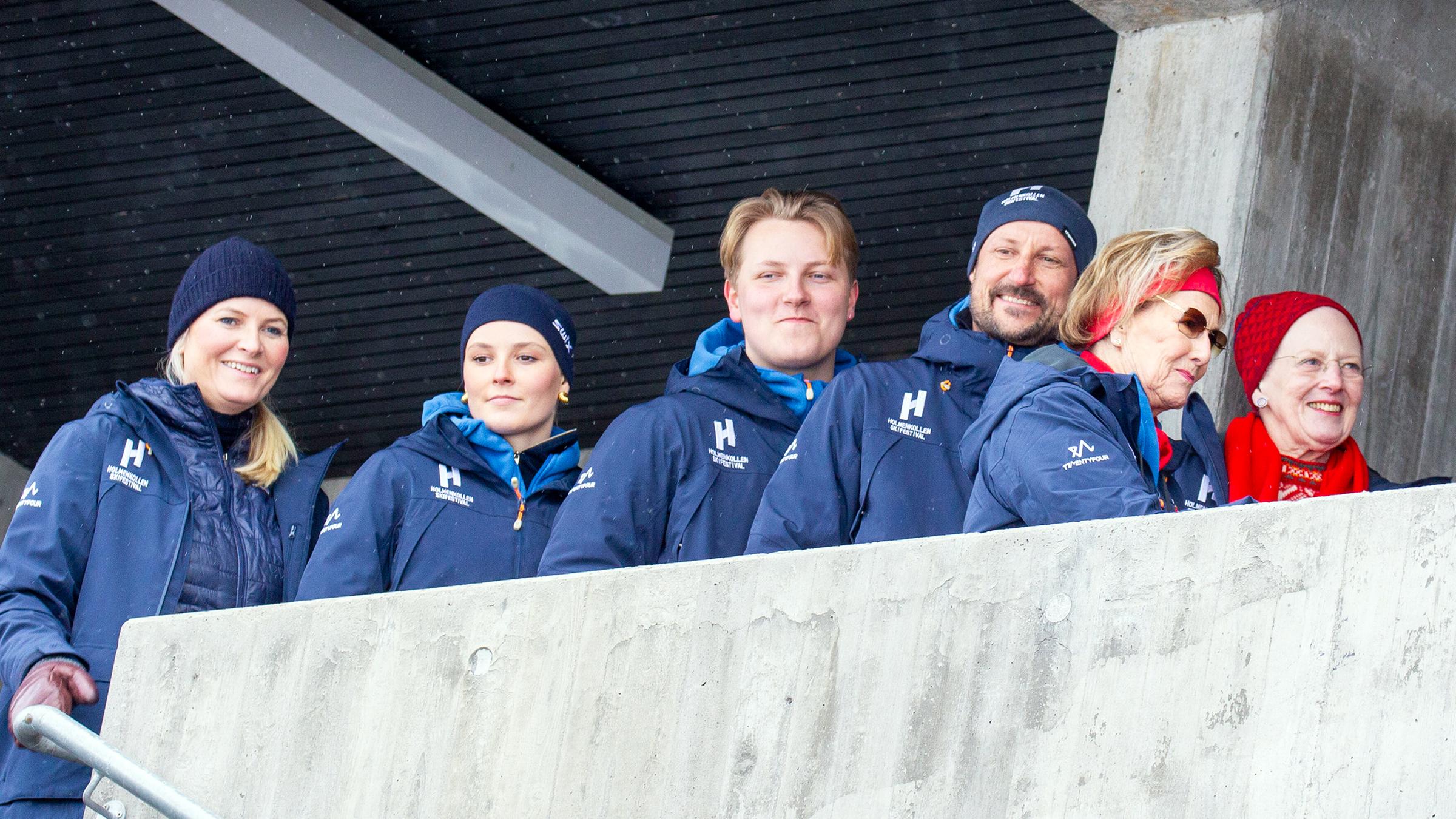 Die norwegischen Royals und die ehemalige Königin von Dänemark in Skianzügen.
