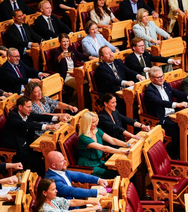 Abgeordnete rudern am im Storting, dem norwegischen Parlament, für die norwegische Fußballnationalmannschaft am 18.06.2026 in Oslo.