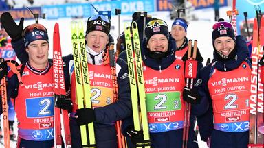 Norwegisches Biathlon-Quartett posiert freudig beim Weltcup in Hochfilzen.