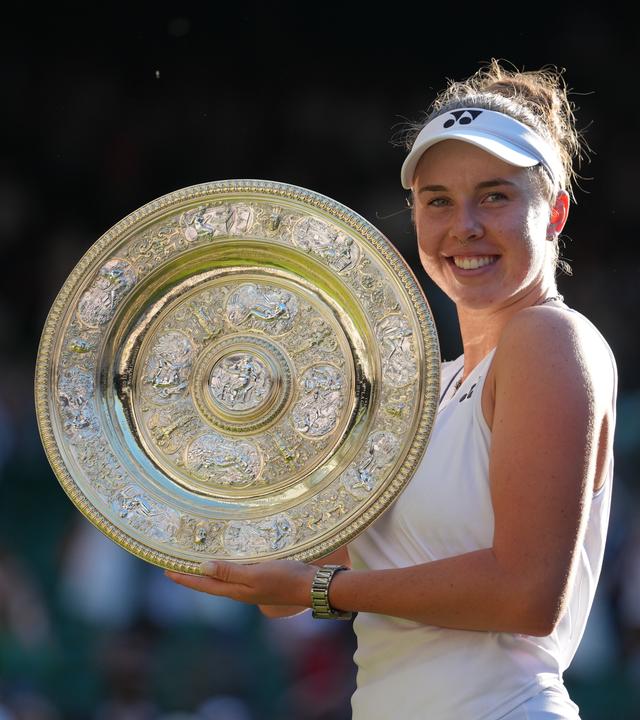 Linda Nosková posiert nach ihrem Wimbledon-Sieg mit dem Siegerpokal.