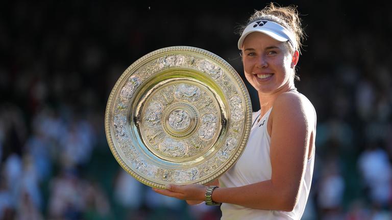 Linda Nosková posiert nach ihrem Wimbledon-Sieg mit dem Siegerpokal.